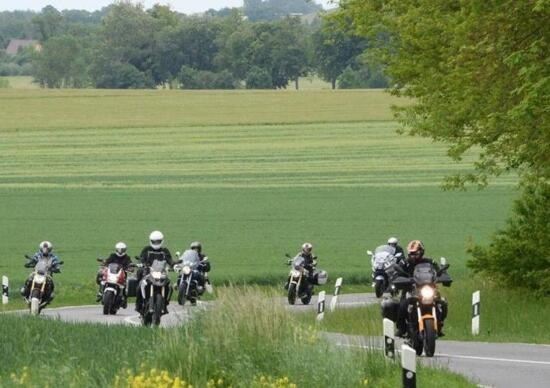 
<p>											Немецкие мотоциклисты протестуют против ограничений скорости и запретов только для мотоциклов<br />
			