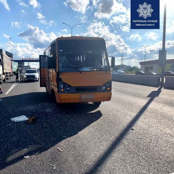 Под Киевом автобус с пассажирами столкнулся с грузовиком, есть пострадавшие
