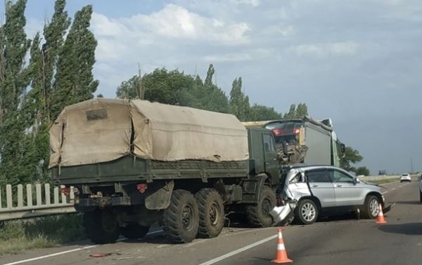 Под Николаевом военный грузовик протаранил три авто, попавших в ДТП
