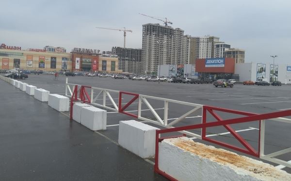 В Рязани возле «Декатлона» установили ворота и знаки о ночной парковке