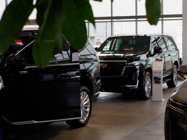 Новые Cadillac Escalade и Chevrolet Tahoe появились у российских дилеров