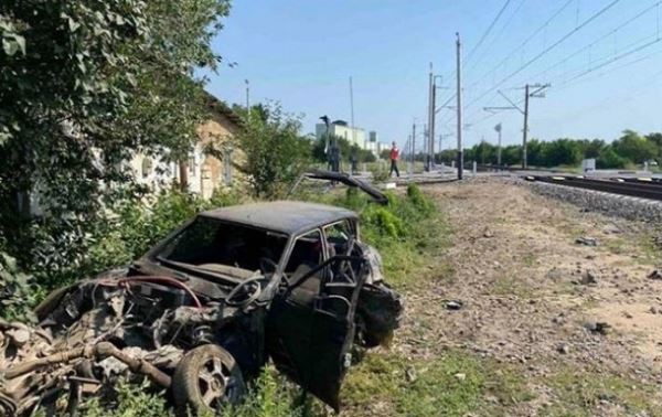 В Крыму пассажирский поезд протаранил автомобиль