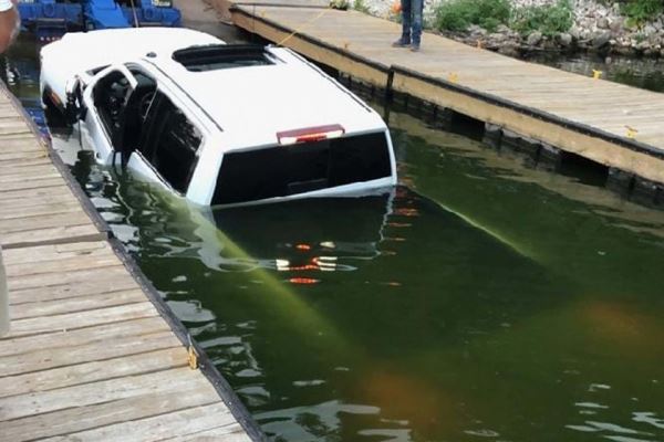 Машина утонула в озере прямо во время ТВ-трансляции (видео)