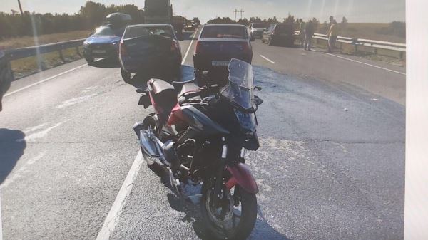 На трассе под Вольском мотоциклист пострадал после ДТП с «Логаном»