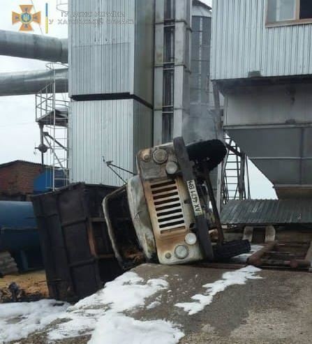 Под Харьковом грузовик с зерном  перевернулся и загорелся, есть погибший
