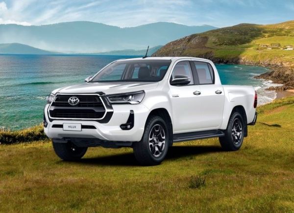 Toyota Hilux в новой версии "Престиж" с бензиновым двигателем появился в России