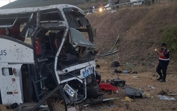 В Турции при опрокидывании автобуса погибли 14 человек